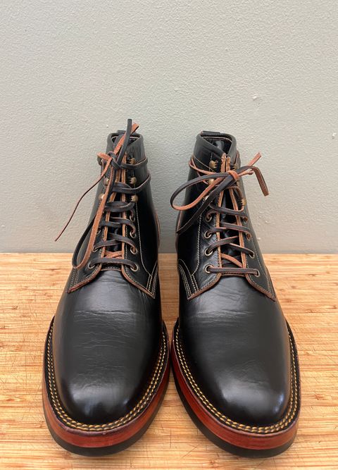 Photo by bootsnpoems on October 1, 2023 of the Jakkrabbits Field Boots in Shinki Black Teacore Horsebutt.