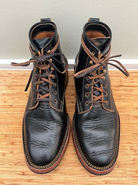 Photo by bootsnpoems on November 1, 2023 of the Jakkrabbits Field Boots in Shinki Black Teacore Horsebutt.