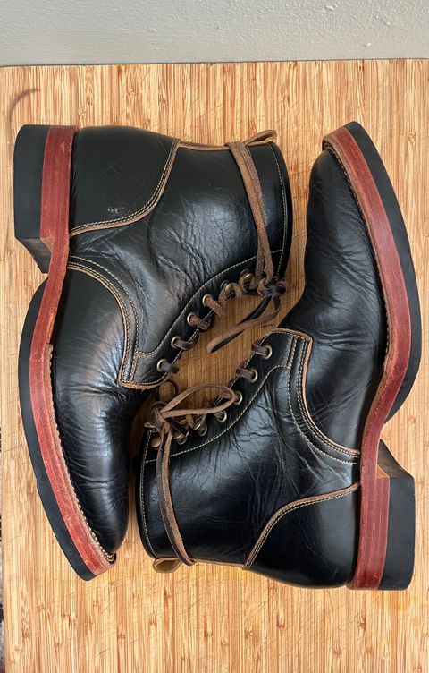 Photo by bootsnpoems on December 3, 2023 of the Jakkrabbits Field Boots in Shinki Black Teacore Horsebutt.