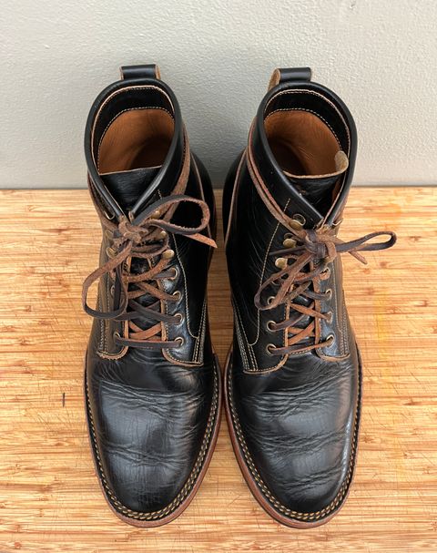 Photo by bootsnpoems on December 3, 2023 of the Jakkrabbits Field Boots in Shinki Black Teacore Horsebutt.