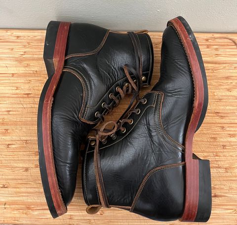Photo by bootsnpoems on January 2, 2024 of the Jakkrabbits Field Boots in Shinki Black Teacore Horsebutt.