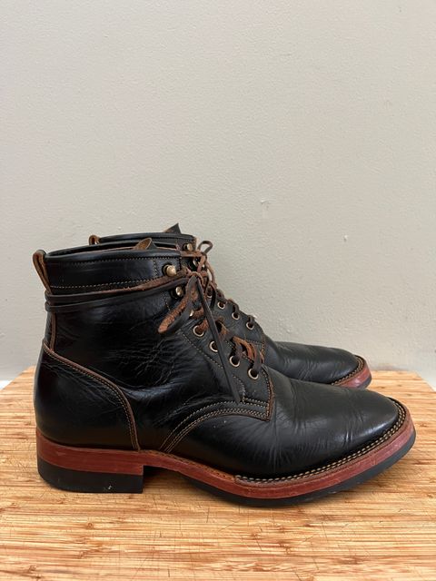 Photo by bootsnpoems on January 2, 2024 of the Jakkrabbits Field Boots in Shinki Black Teacore Horsebutt.