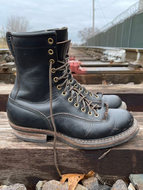 Photo by 32oz_denim on December 5, 2022 of the White's Bounty Hunter in Horween Black Chromexcel Horsebutt.