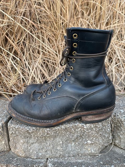 Photo by 32oz_denim on March 5, 2023 of the White's Bounty Hunter in Horween Black Chromexcel Horsebutt.
