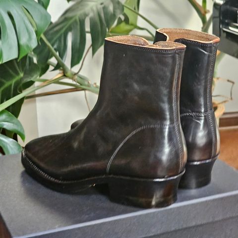 Photo by vintagekeys on March 4, 2025 of the Briselblack The Stride 'Type 2' in Toscanello Waxed Horsebutt Maryam Tannery overdyed Black.