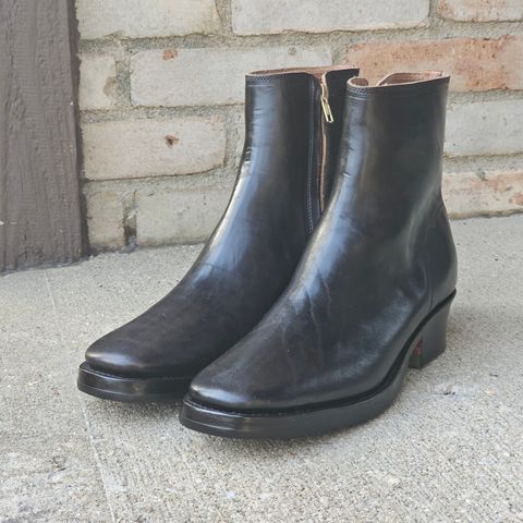 Photo by vintagekeys on March 4, 2025 of the Briselblack The Stride 'Type 2' in Toscanello Waxed Horsebutt Maryam Tannery overdyed Black.