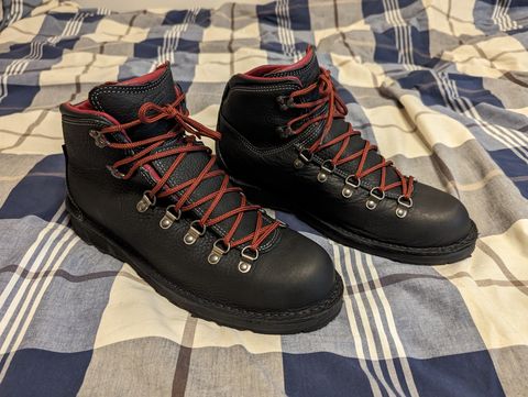 Photo by shibble on November 8, 2023 of the Danner Mountain Pass in Black Full Grain.