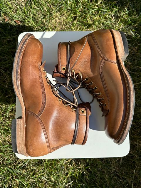 Photo by bankrobber on November 1, 2023 of the White's Bounty Hunter in Horween Natural Chromexcel.
