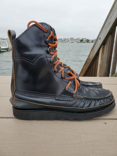 Photo by icarusflies95 on October 2, 2022 of the Yuketen Superior Short Hunt Boots in Horween Navy Shell Cordovan.