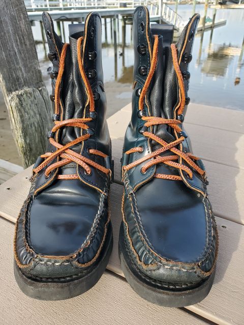 Photo by icarusflies95 on December 5, 2022 of the Yuketen Superior Short Hunt Boots in Horween Navy Shell Cordovan.