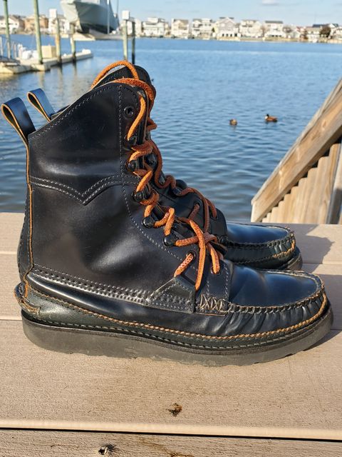 Photo by icarusflies95 on February 1, 2023 of the Yuketen Superior Short Hunt Boots in Horween Navy Shell Cordovan.