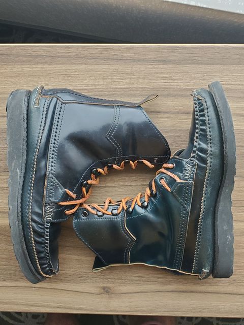 Photo by icarusflies95 on March 5, 2023 of the Yuketen Superior Short Hunt Boots in Horween Navy Shell Cordovan.