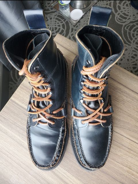 Photo by icarusflies95 on March 5, 2023 of the Yuketen Superior Short Hunt Boots in Horween Navy Shell Cordovan.