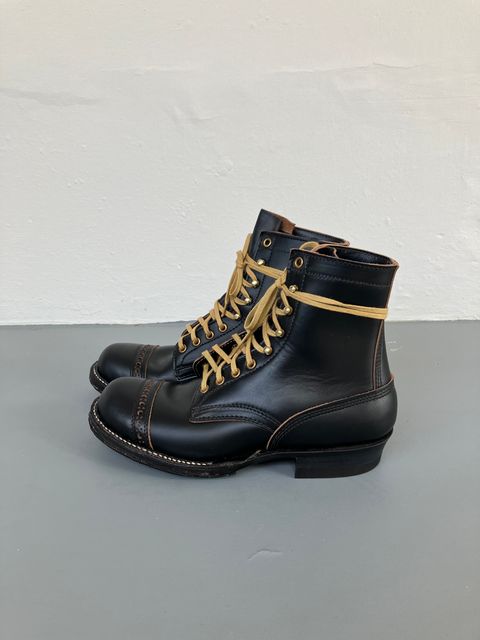 Photo by ceekayyeo on November 8, 2023 of the White's Bounty Hunter in Horween Black Chromexcel Horsehide.