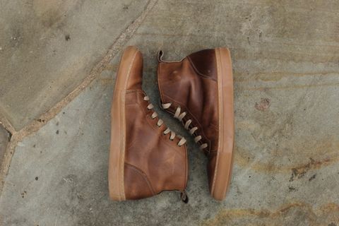 Photo by bars_grover23 on February 2, 2025 of the Goral Goral X Rose Anvil Smugs in Horween Natural Chromexcel.