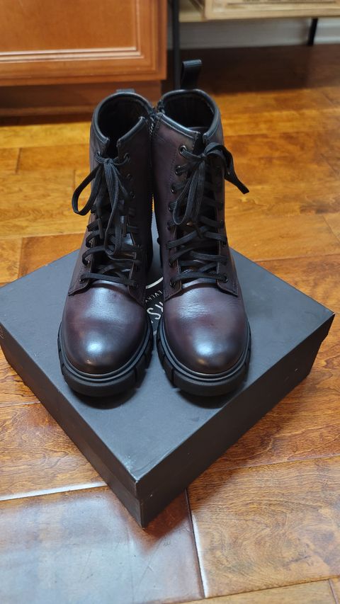 Photo by SIDO on October 2, 2023 of the Thursday Coda in Black Cherry Hand-Finished Full Grain.