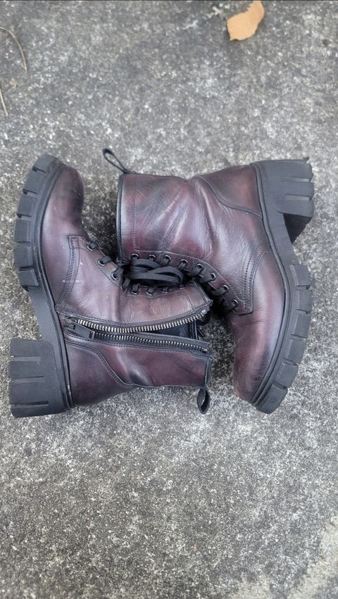Photo by SIDO on November 2, 2023 of the Thursday Coda in Black Cherry Hand-Finished Full Grain.