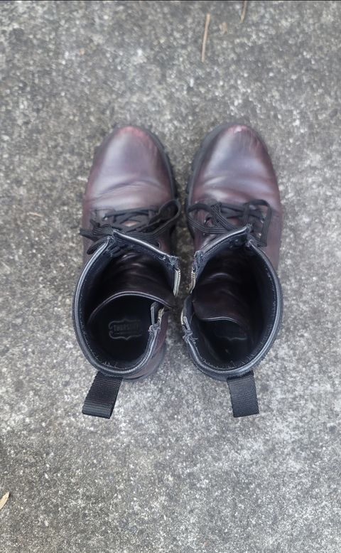 Photo by SIDO on November 2, 2023 of the Thursday Coda in Black Cherry Hand-Finished Full Grain.
