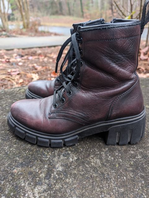 Photo by SIDO on December 1, 2023 of the Thursday Coda in Black Cherry Hand-Finished Full Grain.