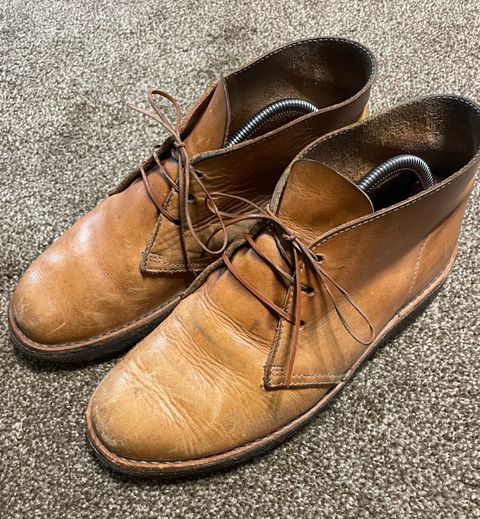 Photo by bluesmandan on October 7, 2025 of the Clarks Desert Boot in Unknown Natural Veg Tan.