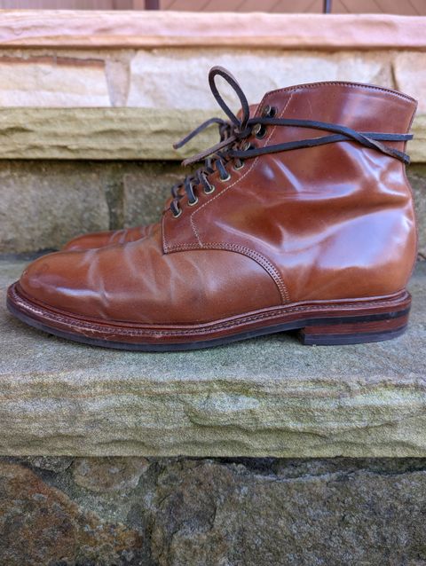 Photo by zombiedanting on November 6, 2022 of the Grant Stone Edward Boot in Horween Honey Glazed Shell Cordovan.