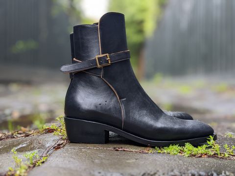 Photo by griseldablanco on November 1, 2022 of the Briselblack Unlisted Model in Maryam Black Teacore Horsebutt.