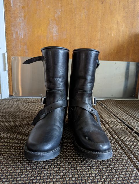 Photo by TropicalBroccoli on January 5, 2023 of the Addict Boots AB-01 Engineer Boots in Black Dye-Finished Horsehide.