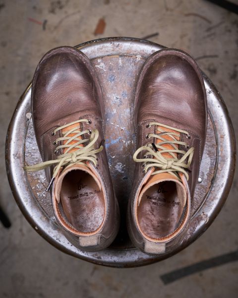 Photo by BobHendersonHB on November 2, 2024 of the BHHB 7 Hole Standard in Horween Steel Predator & Horween Toasted Tan Dublin.
