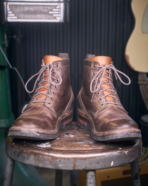 Photo by BobHendersonHB on April 4, 2025 of the BHHB 7 Hole Standard in Horween Steel Predator & Horween Toasted Tan Dublin.