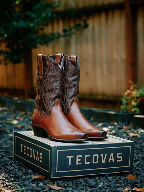 Photo by switch on September 30, 2025 of the Tecovas The Warren in Vintage Tan Cowhide.