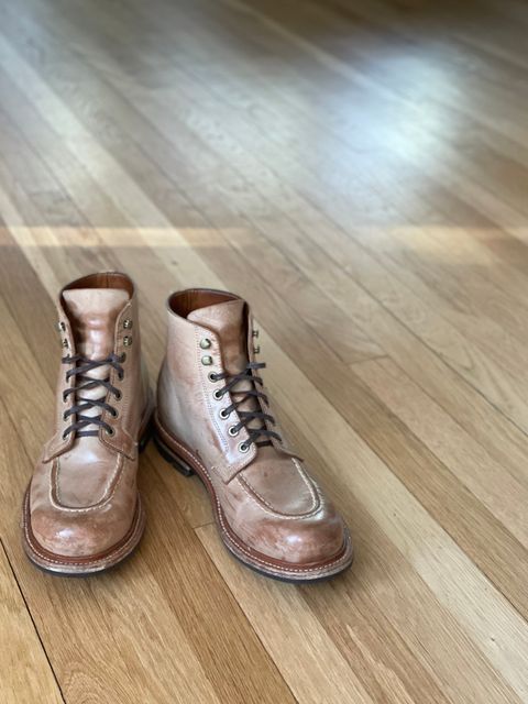 Photo by goodboots_badfeet on March 1, 2025 of the Grant Stone Brass Boot in Ghost Burro.