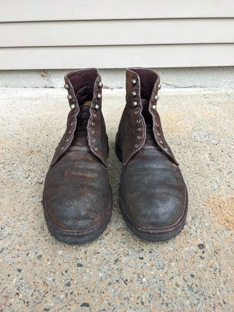 Photo by Monkley on March 5, 2023 of the Allen Edmonds Higgins Mill in Snuff Brown Suede.