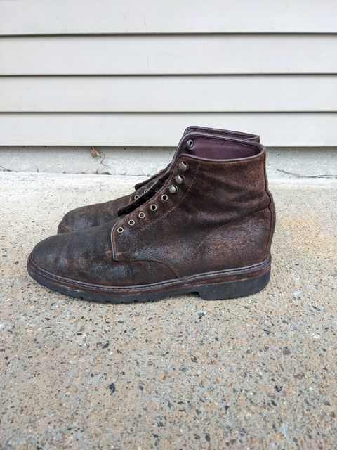 Photo by Monkley on March 5, 2023 of the Allen Edmonds Higgins Mill in Snuff Brown Suede.
