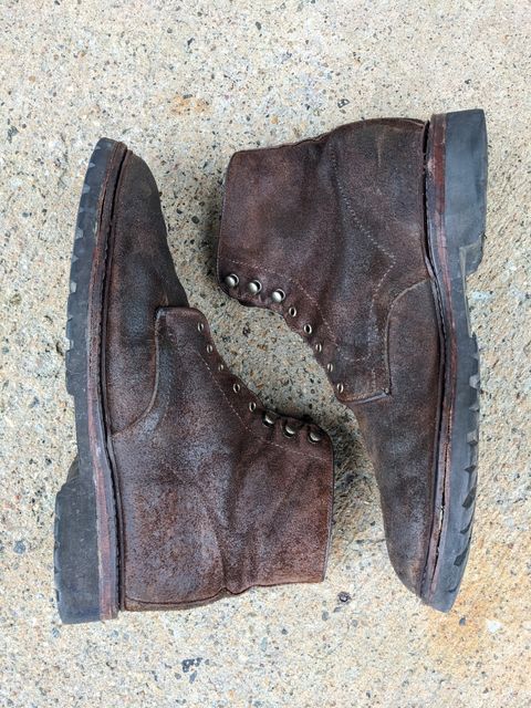 Photo by Monkley on March 5, 2023 of the Allen Edmonds Higgins Mill in Snuff Brown Suede.