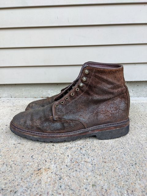 Photo by Monkley on April 4, 2023 of the Allen Edmonds Higgins Mill in Snuff Brown Suede.