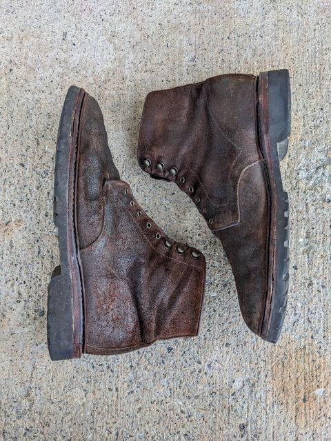 Photo by Monkley on April 4, 2023 of the Allen Edmonds Higgins Mill in Snuff Brown Suede.