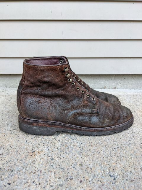Photo by Monkley on April 4, 2023 of the Allen Edmonds Higgins Mill in Snuff Brown Suede.
