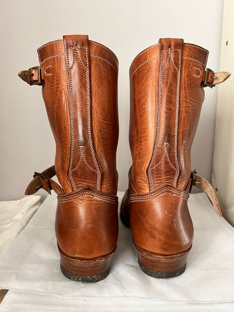 Photo by Spaniarddh on December 1, 2023 of the Unsung U 22-2 Engineer Boot in Horween Natural Dublin.