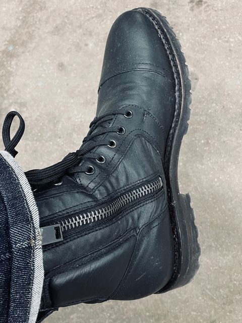 Photo by rarecheescake on February 10, 2023 of the Thursday Casa Moto in Black Full Grain.