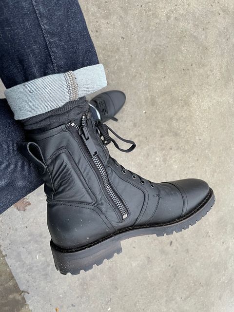 Photo by rarecheescake on January 21, 2023 of the Thursday Casa Moto in Black Full Grain.