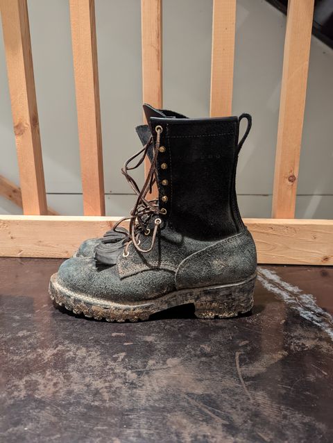 Photo by ChineseBroccoli on November 9, 2022 of the Viberg 155 Smokejumper Work Boot in Seidel Black Oil Tan Roughout.