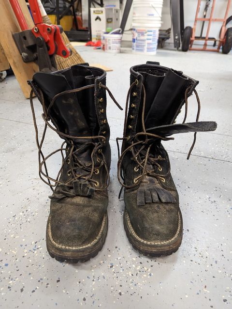Photo by ChineseBroccoli on April 4, 2023 of the Viberg 155 Smokejumper Work Boot in Seidel Black Oil Tan Roughout.