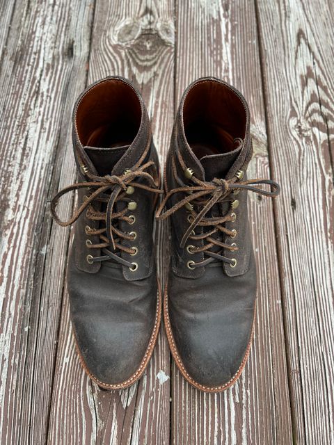 Photo by rjduma on November 2, 2022 of the Grant Stone Diesel Boot in C.F. Stead Earth Waxy Commander Suede.