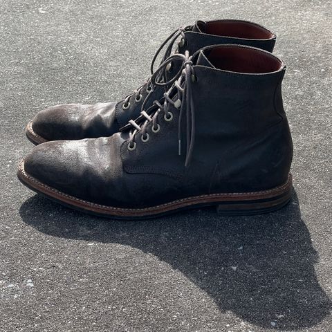 Photo by rjduma on February 5, 2023 of the Grant Stone Diesel Boot in C.F. Stead Earth Waxy Commander Suede.