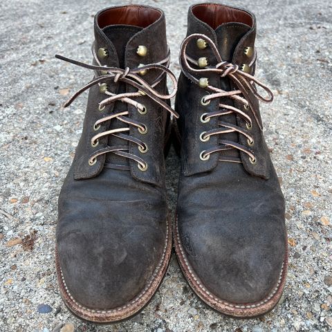 Photo by rjduma on April 3, 2023 of the Grant Stone Diesel Boot in C.F. Stead Earth Waxy Commander Suede.
