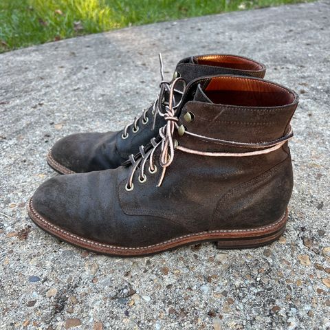 Photo by rjduma on April 3, 2023 of the Grant Stone Diesel Boot in C.F. Stead Earth Waxy Commander Suede.