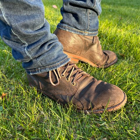 Photo by rjduma on April 1, 2023 of the Grant Stone Diesel Boot in C.F. Stead Earth Waxy Commander Suede.