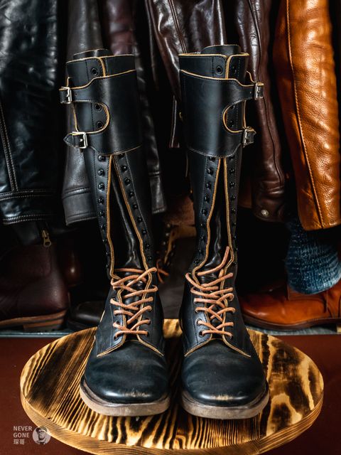 Photo by NeverGoneCG on March 2, 2025 of the Clinch x Black Sign Transcontinental in Degermann Black Gustave Cowhide.