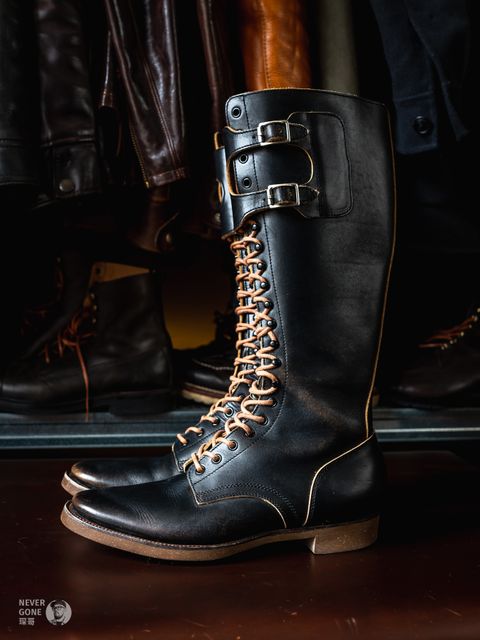 Photo by NeverGoneCG on April 2, 2025 of the Clinch x Black Sign Transcontinental in Degermann Black Gustave Cowhide.