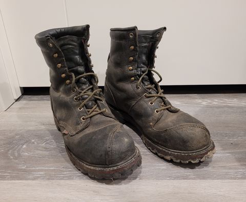 Photo by quantum_quetzal on October 25, 2022 of the Trav's Outfitter Cove 709K Kevlar Logger in Black Heavy Oil Leather.